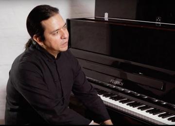 Un hermoso piano que alegra al tocarlo: El compositor y arreglista Juan Carlos Paniagua ha probado el FEURICH 122 - Universal.