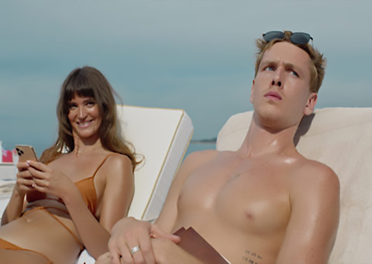 Cannes 2022: Goldene Palme für Ruben Östlunds Film Triangle of Sadness. Neben Stars wie Woody Harrelson, spielt ein Flügel FEURICH Mod. 179 - Dynamic II die Hauptrolle in einer der Schlüsselszenen.